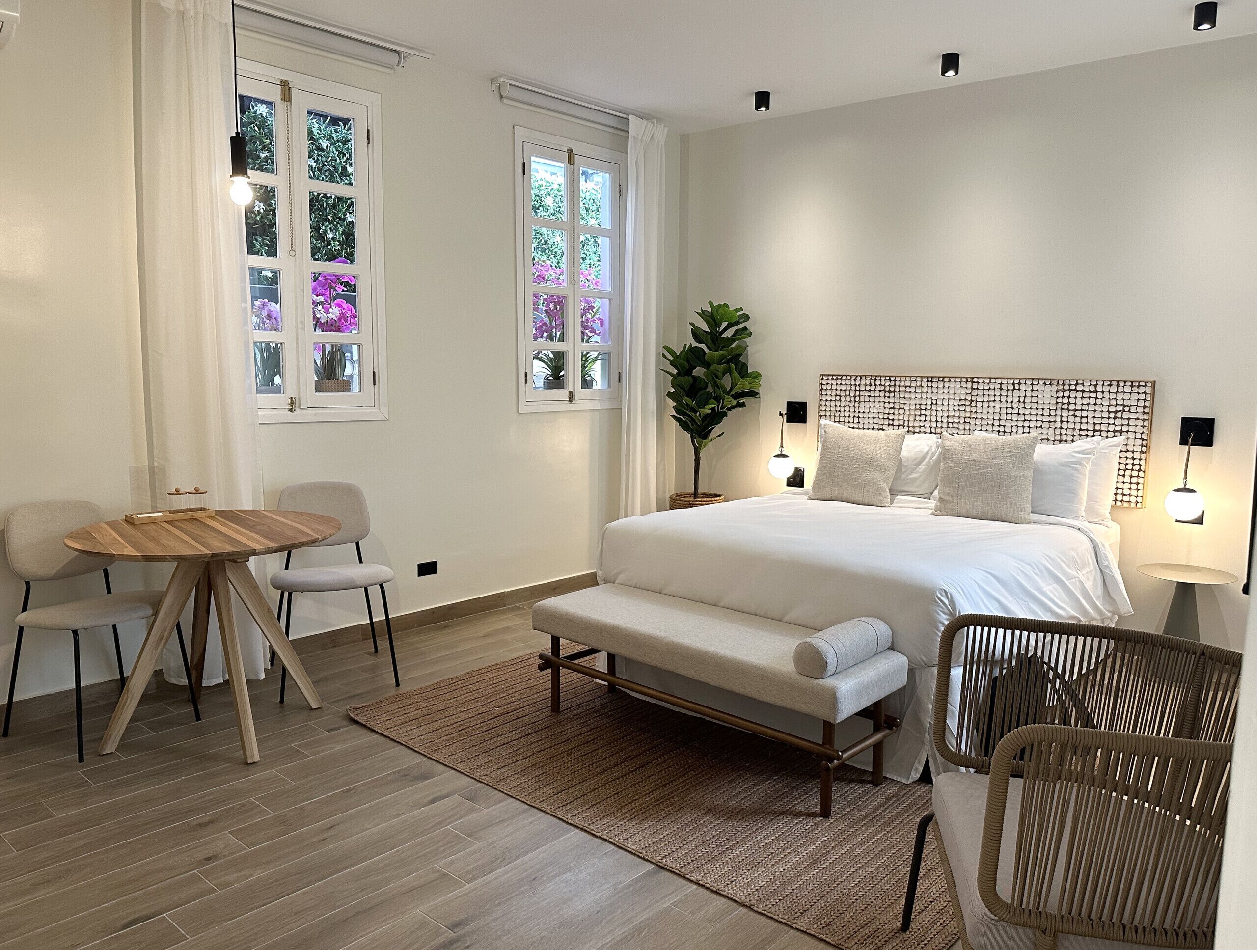 Tabla de planchar con plancha, wifi gratis y ropa de cama 