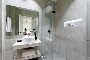 Dusche, Haartrockner, Handtücher, Shampoo