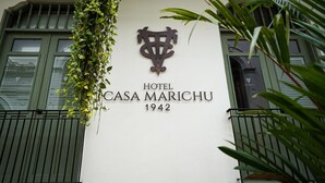 A building with a sign reading "Hotel Casa Marichu 1942". - Hotel Boutique Casa Marichu -Incredible Studio With Pool, Rooftop and Balcony M6 (Ciudad de Panamá)