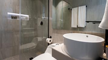 Douche, sĂšche-cheveux, serviettes fournies