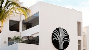 A modern building with a sign reading "Villas HS Hotsson." - HS HOTSSON Acapulco Villas (Acapulco)