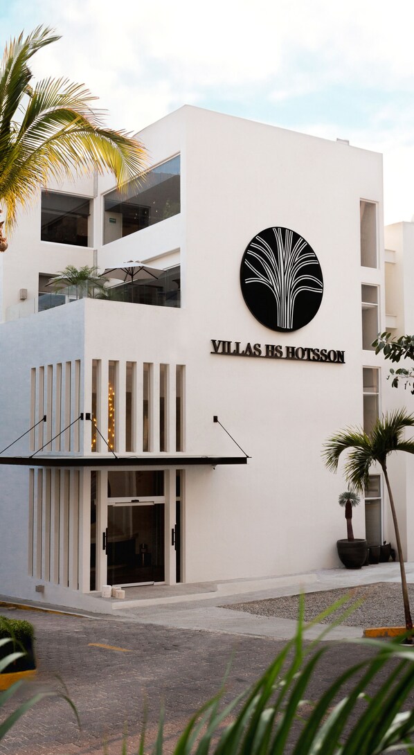 A modern building with a sign reading "Villas HS Hotsson."