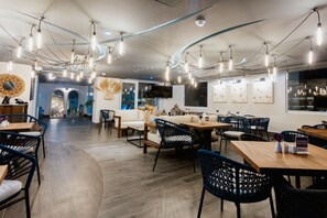 ทีวีจอแบน 50 นิ้ว พร้อมช่องเคเบิล, ทีวี