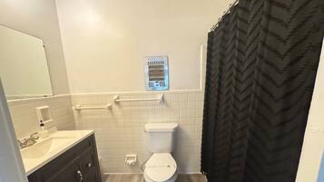 Douche, sĂšche-cheveux, serviettes fournies