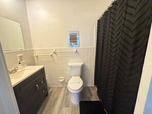 Douche, sèche-cheveux, serviettes fournies