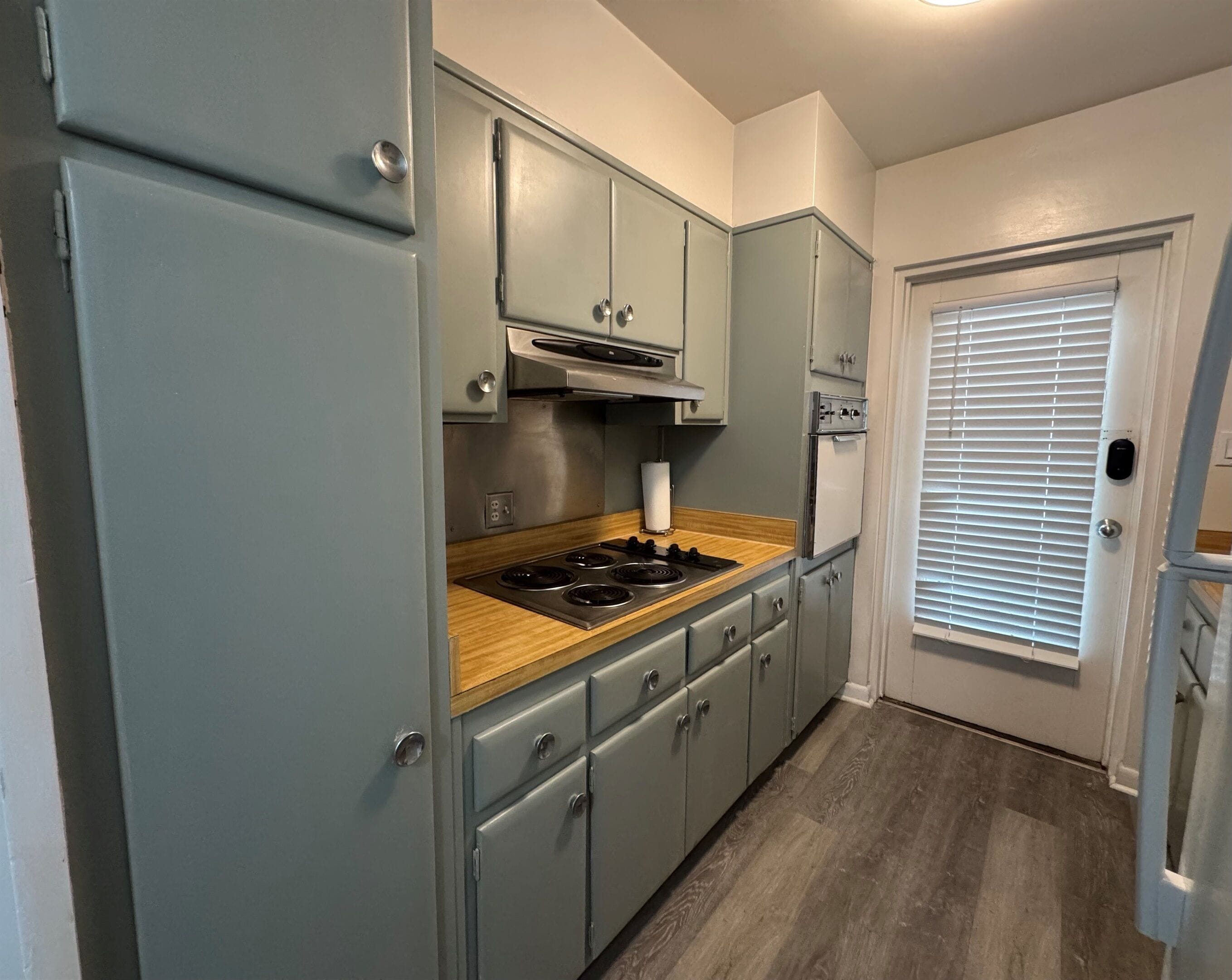 冷蔵庫、電子レンジ、オーブン、コンロ