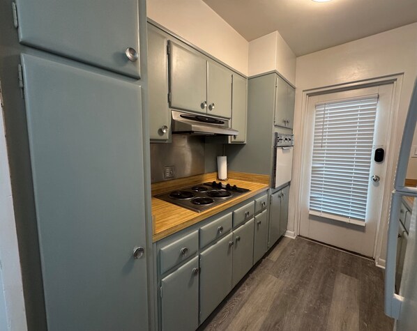 Jääkaappi, mikroaaltouuni, uuni, liesi