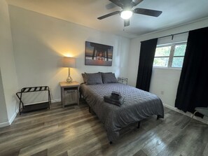 1 makuuhuone, työpöytä, silitysrauta/-lauta, Wi-Fi