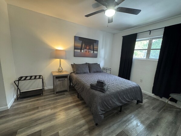 1 habitación, escritorio, tabla de planchar con plancha y wifi gratis 