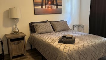 1 habitación, escritorio, tabla de planchar con plancha y wifi