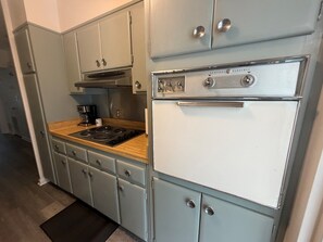 Fridge, microwave, oven, stovetop - Lake Eola view 1 bedroom Thornton Park (Orlando)