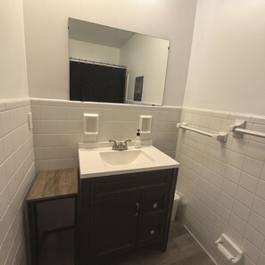 Een douche, een haardroger, handdoeken