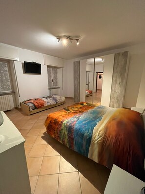 1 habitación, tabla de planchar con plancha y ropa de cama 