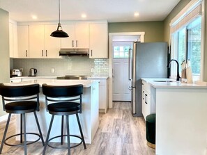 Fridge, microwave, oven, stovetop - UC WalkingDistance 3BR/2.5BA Up+3BR/2BA Legal Down (Calgary)