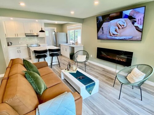 UC WalkingDistance 3BR/2.5BA Up+3BR/2BA Legal Down