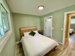 6 bedrooms, iron/ironing board, WiFi, bed sheets