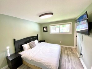 6 bedrooms, iron/ironing board, WiFi, bed sheets - UC WalkingDistance 3BR/2.5BA Up+3BR/2BA Legal Down (Calgary)