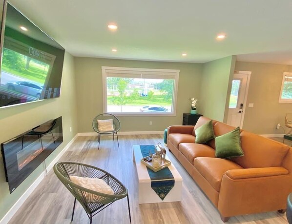 TV, fireplace
