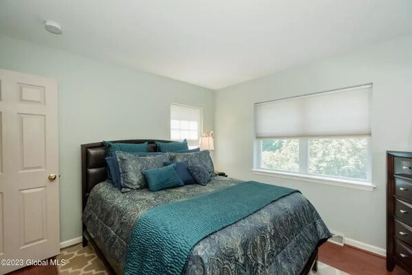 2 عدّة غرف نوم ومكواة/لوح كي وواي فاي وملاءات أسرّة