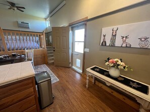 1 dormitori, escriptori i planxa i posts de planxar 