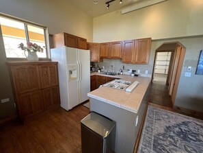 Frigorífic, microones, forn i placa de cuina 