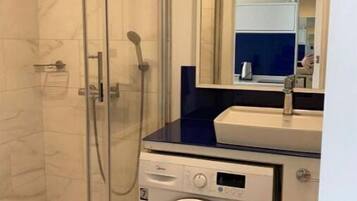 Bruser, hårtørrer, håndklæder, Sæbe