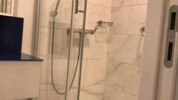 Bruser, hårtørrer, håndklæder, Sæbe