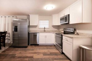 Fridge, microwave, stovetop, dishwasher - Cozy Home in Seguin Texas (Seguin)