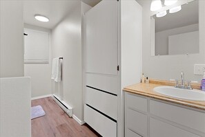 Séchoir à cheveux, serviettes fournies, savon, shampooing