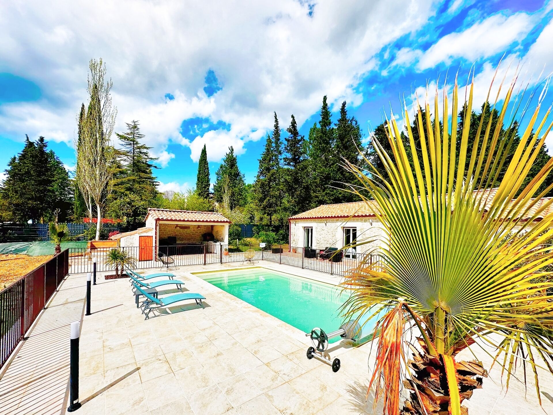 Utendørsbasseng og et oppvarmet basseng