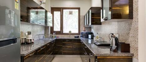 Fridge, microwave, stovetop, dishwasher