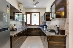 Fridge, microwave, stovetop, dishwasher - Cozy Getaway: Clean and modern (Gurugram)