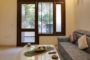 Smart TV - Cozy Getaway: Clean and modern (Gurugram)