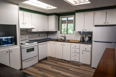 3BD family home in Garden Bay!
