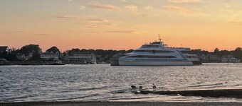 Yarmouth Cottage by the Bay