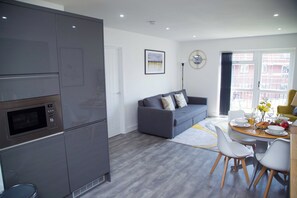 TV - Stylish 1-bed Flat - balcony(canal view) & parking (Birmingham)