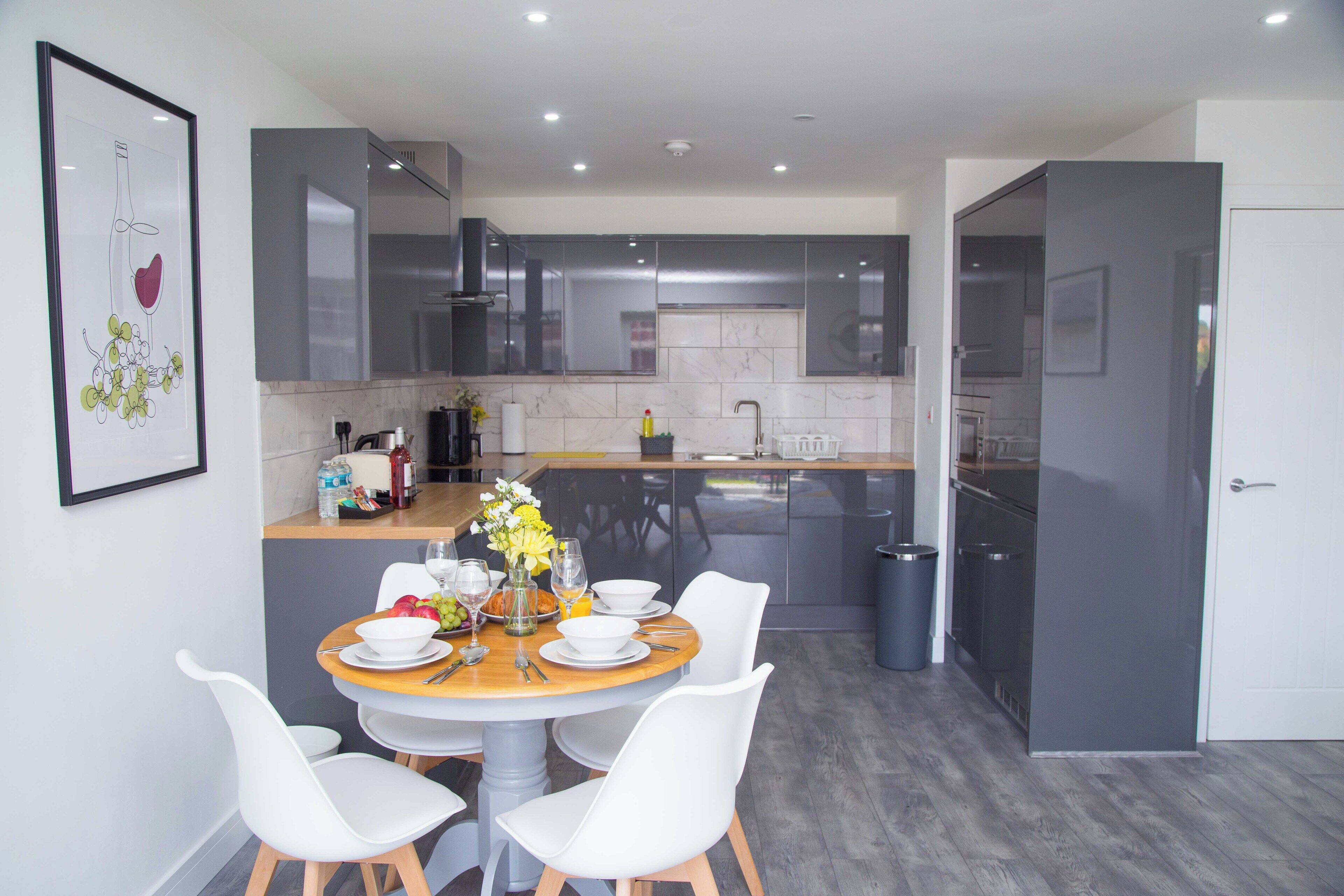 Kjøleskap, mikrobølgeovn, ovn og oppvaskmaskin