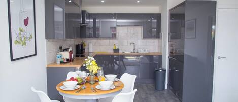 Kjøleskap, mikrobølgeovn, ovn og oppvaskmaskin