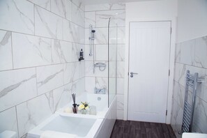 Hair dryer, towels - Stylish 1-bed Flat - balcony(canal view) & parking (Birmingham)