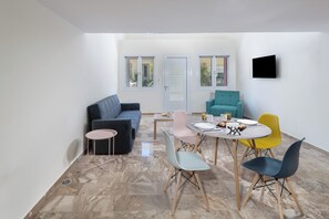 Antigone Apartment | Zona de estar | Smart TV de 43 pulgadas con canales por cable, una televisión