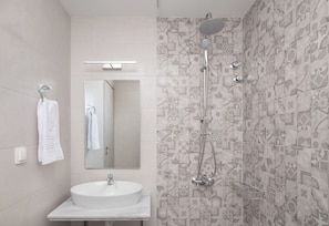Ekavi Apartment | Baño | Ducha, cabezal de ducha tipo lluvia, secador de pelo y toallas
