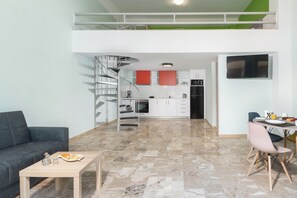 Alkistis Apartment | Opholdsområde | 43-tommers smart-tv med kabelkanaler, tv