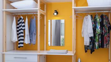 Andromeda Apartment | Schrank