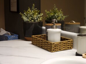 Hair dryer, towels, soap, shampoo - Family Sized, Modern 3 bd & 2b House - Central & Close to Downtown! (Haltom City)