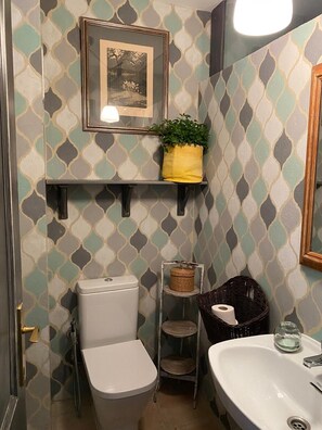 Dusj, hårføner, håndklær og såpe