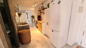 Kjøleskap, ovn, vannkoker og kjøkkenutstyr