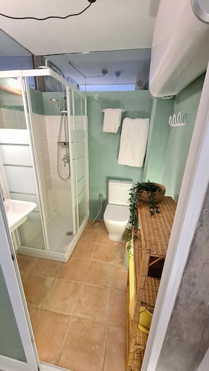 Suihku, hiustenkuivaaja, pyyhkeet, saippua