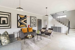 TV, Netflix, streaming services - 62B Modern, comfortable with Power BackUp (Sandton)