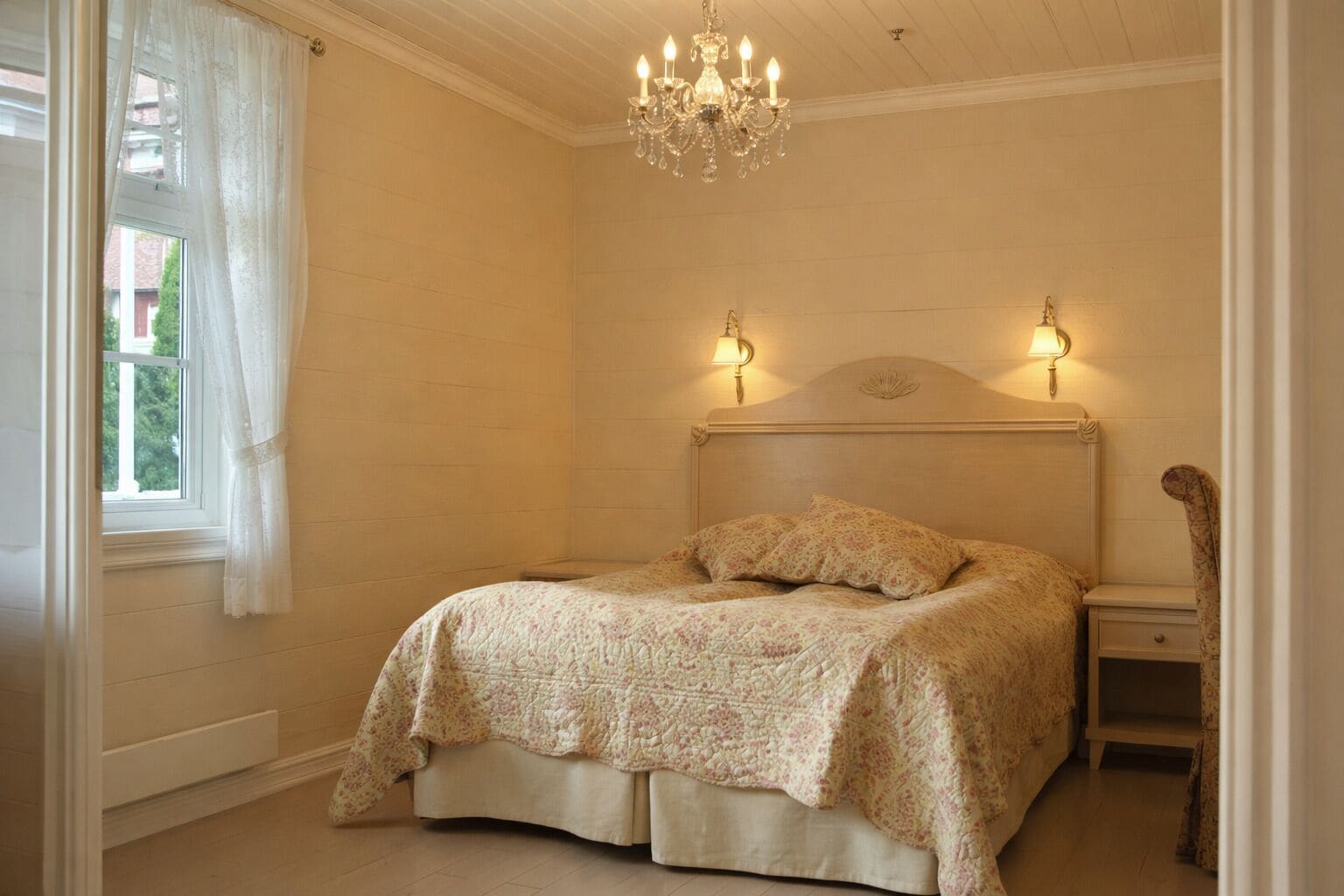 Comfort Room | Individually decorated, individually furnished, desk, laptop workspace