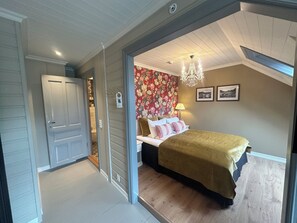 Exclusieve kamer | Individueel gedecoreerd, individueel gemeubileerd, een bureau